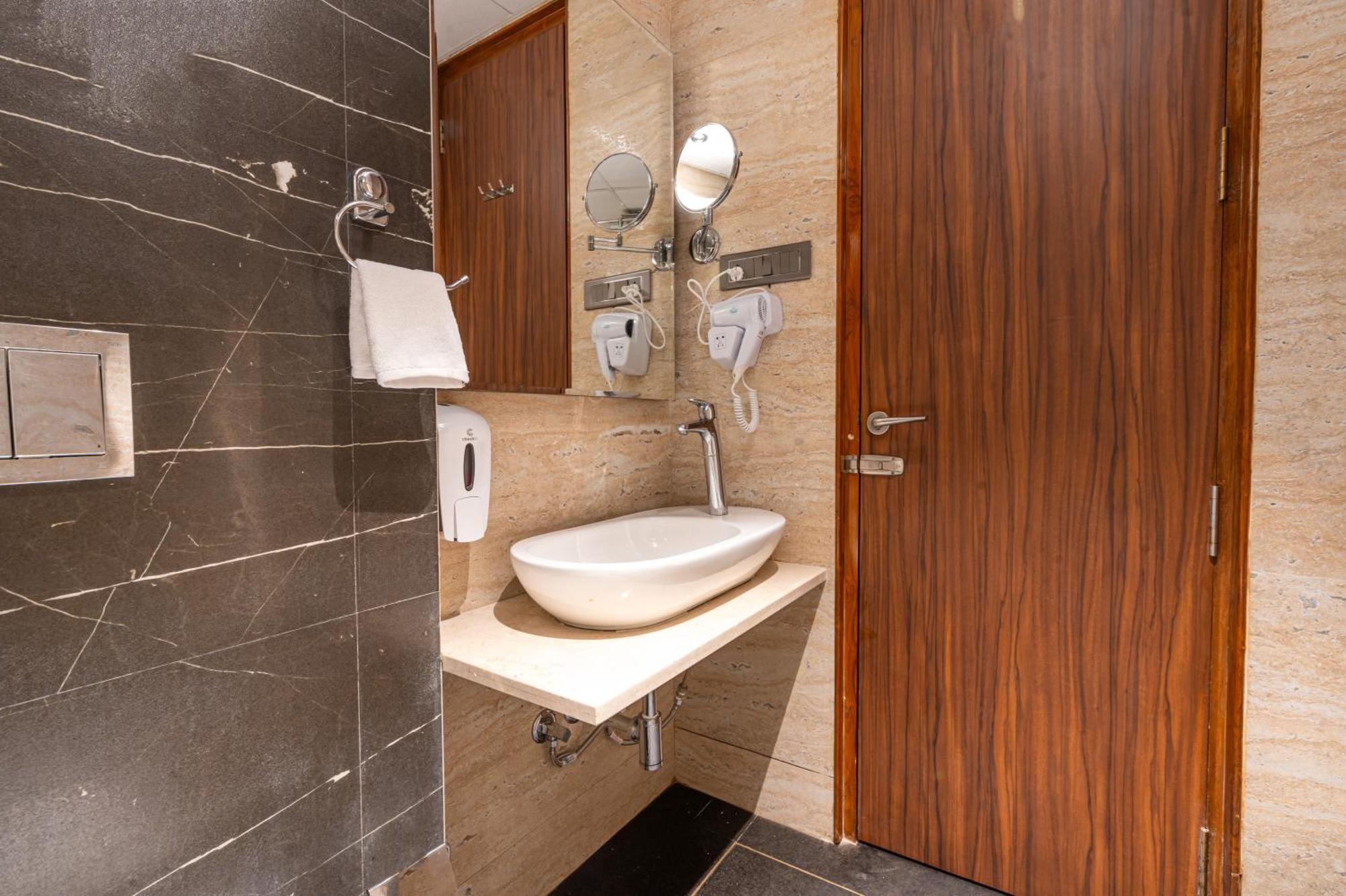 Treebo Premium Heritage Grand -Majiwada ธาเน ภายนอก รูปภาพ